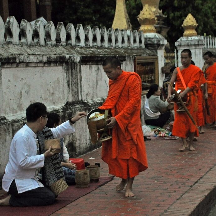 tak bat...la questua dei monaci all'alba (luang prabang) - foto di andrea cassano