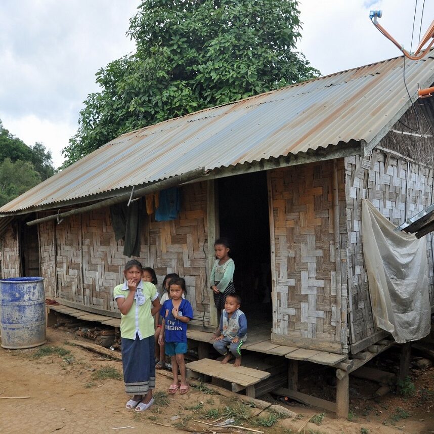 villaggio presso vang vieng - foto di andrea cassano