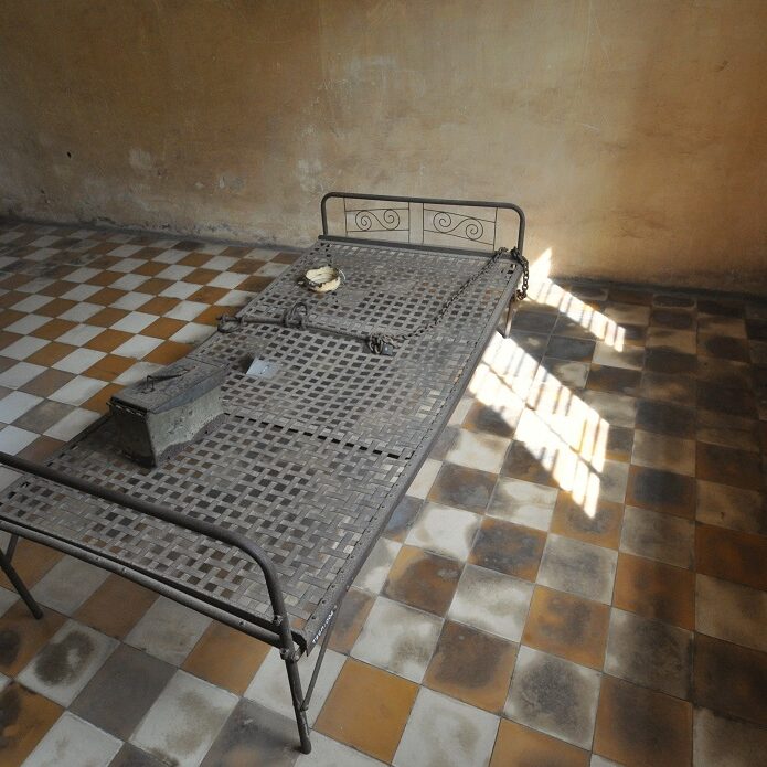 S-21 tuol sleng, letto per torture - foto di andrea cassano