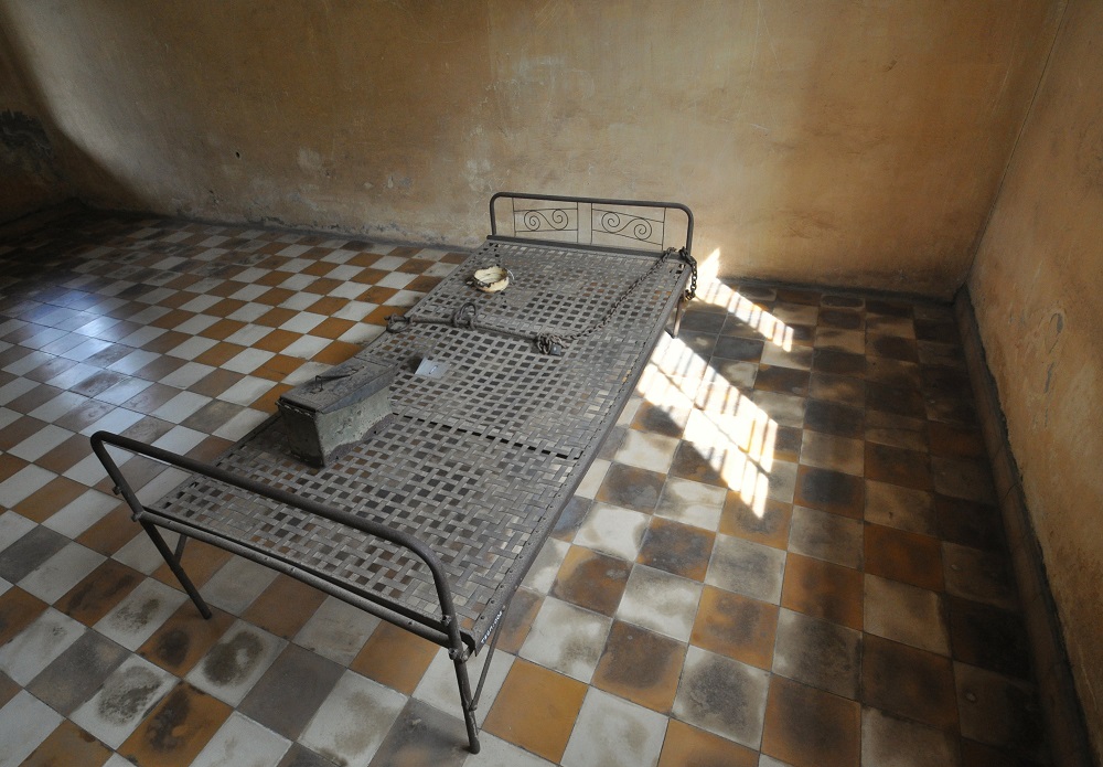 S-21 tuol sleng, letto per torture - foto di andrea cassano