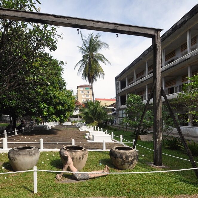 S-21 tuol sleng, barra per appendere i torturati - foto di andrea cassano