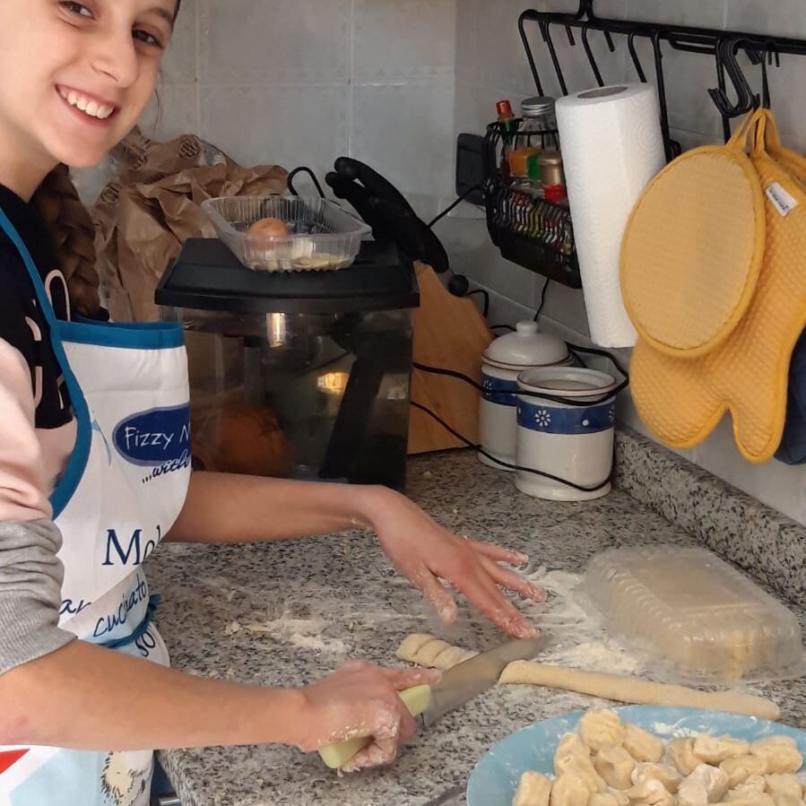 c'è chi insegna al papa' a far gli gnocchi...